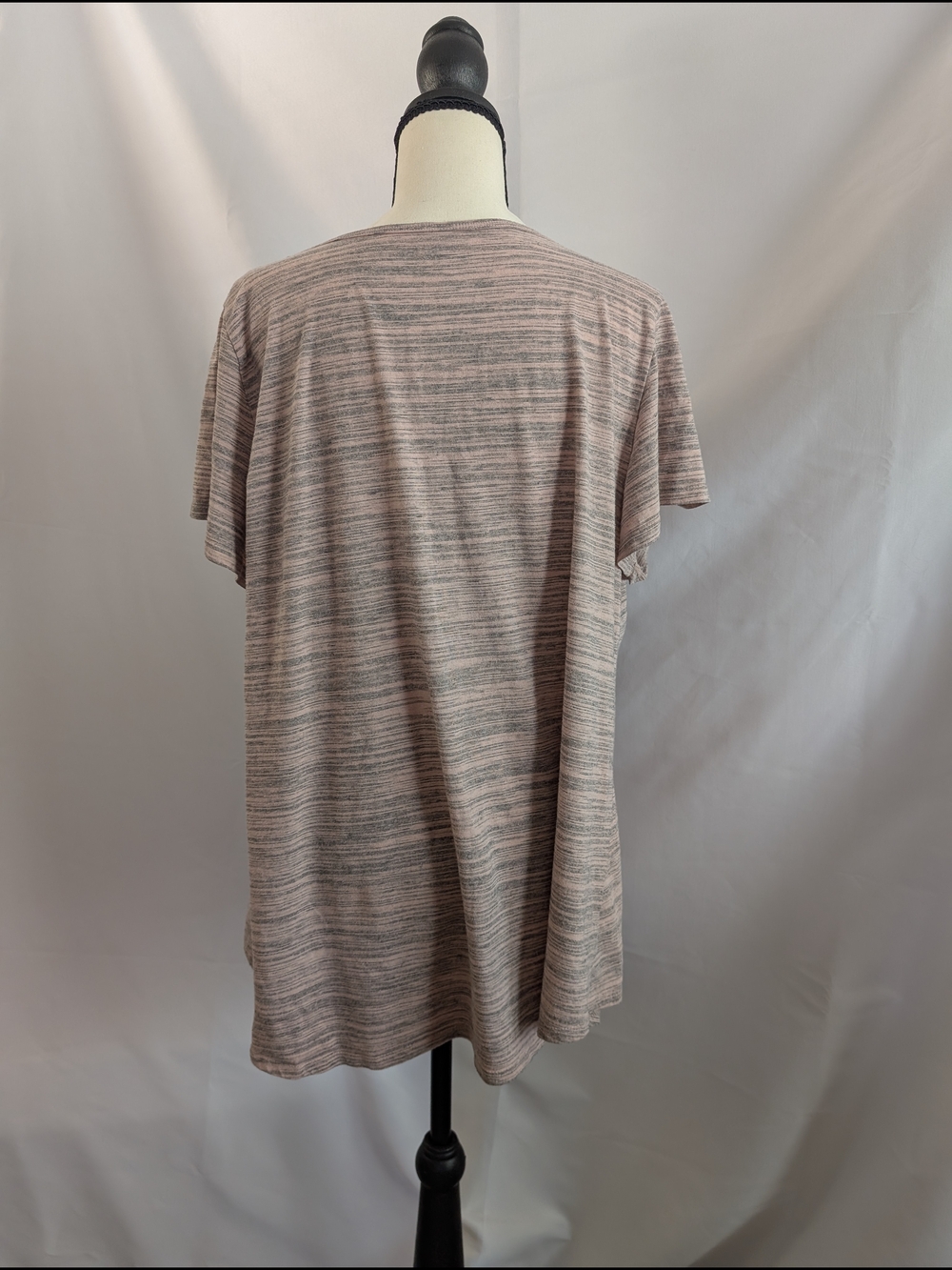 Lularoe Classic Tee Relaxed Scoop Neck Short Sleeve Tee in Blush Heather Size 1X - Picture 2 of 13